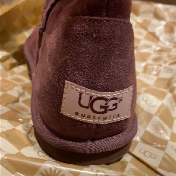 NIB  UGG Women Lo Pro Button boot chocolate color SIZE 7 lightweight - Picture 3 of 7